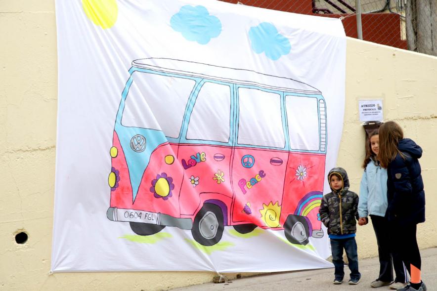 Niños frente a un dibujo