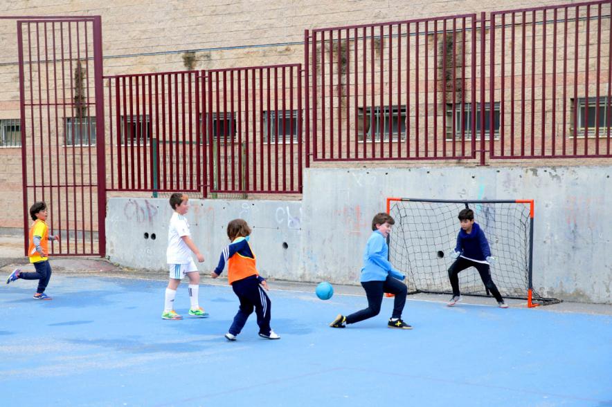 Niños jugando al futbol