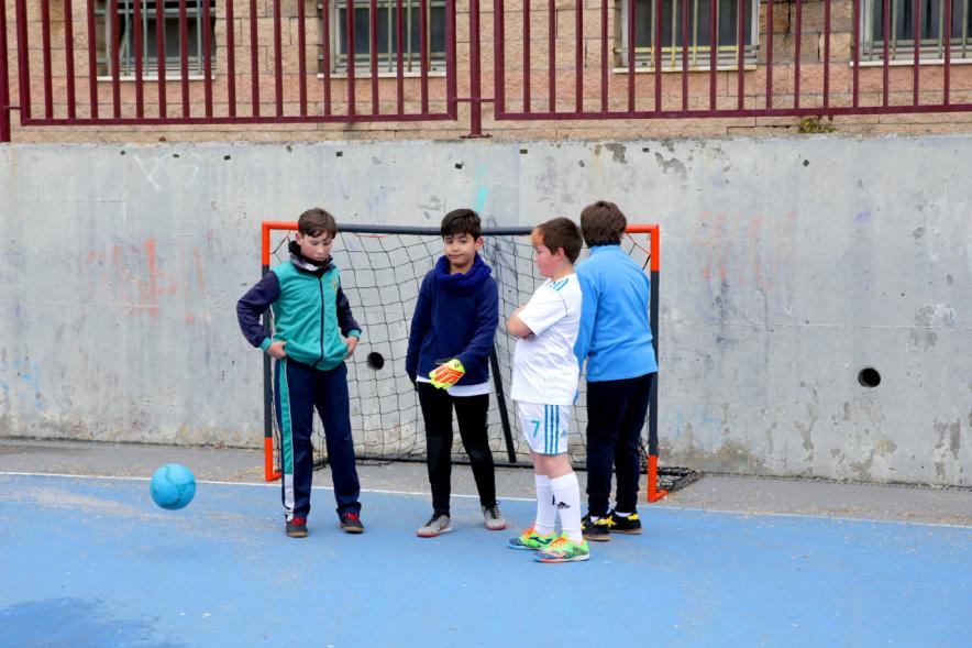 Niños jugando al futbol