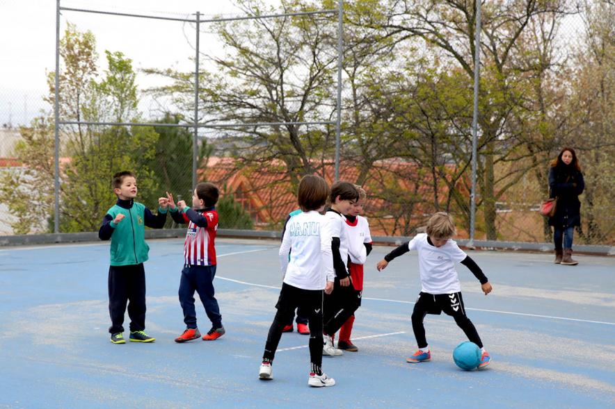 Niños jugando al futbol