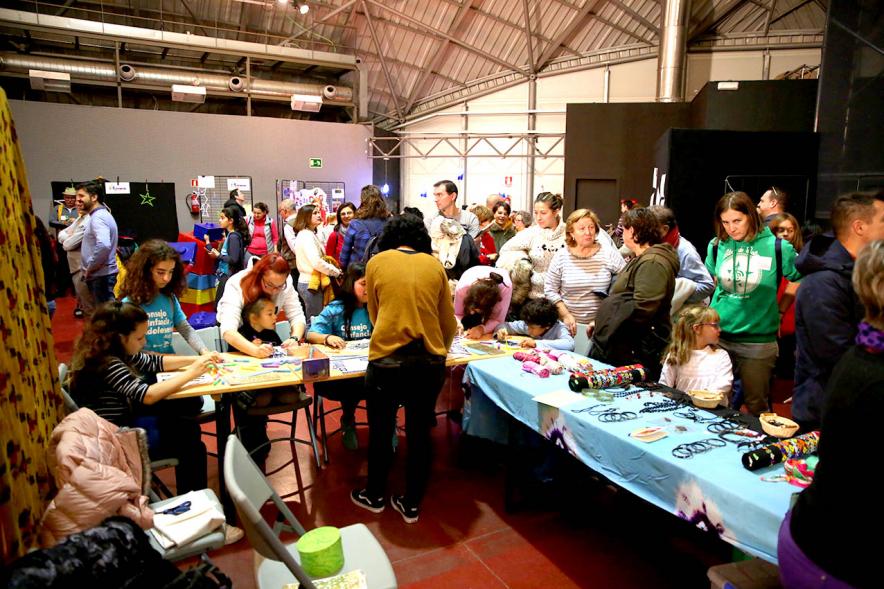 Fiesta Derechos de la Infancia - Panorámica de la sala  con los niños en las actividades infantiles, junto a sus familias.