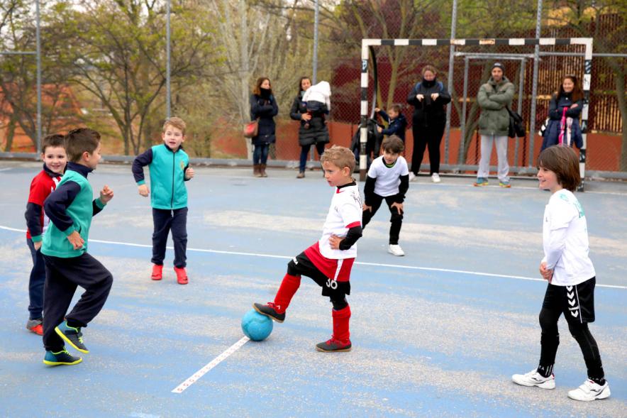 Niños jugando al futbol