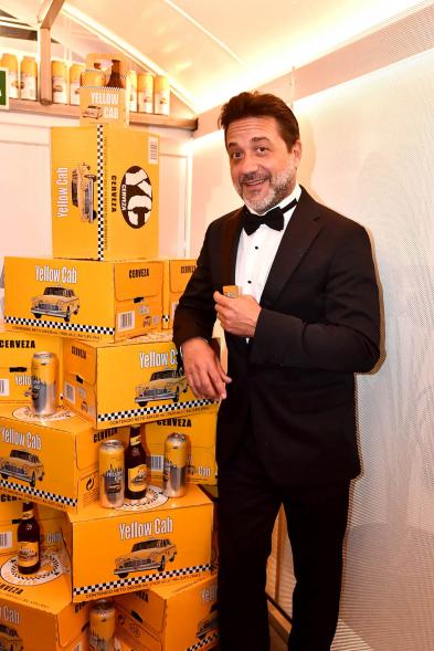 Enrique Arce Posando en Yellow Cab