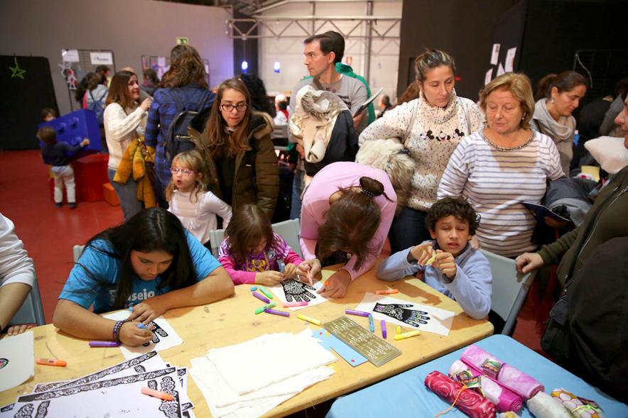 Fiesta Derechos de la Infancia - Imagen de los niños con sus familias en las actividdes infantiles.