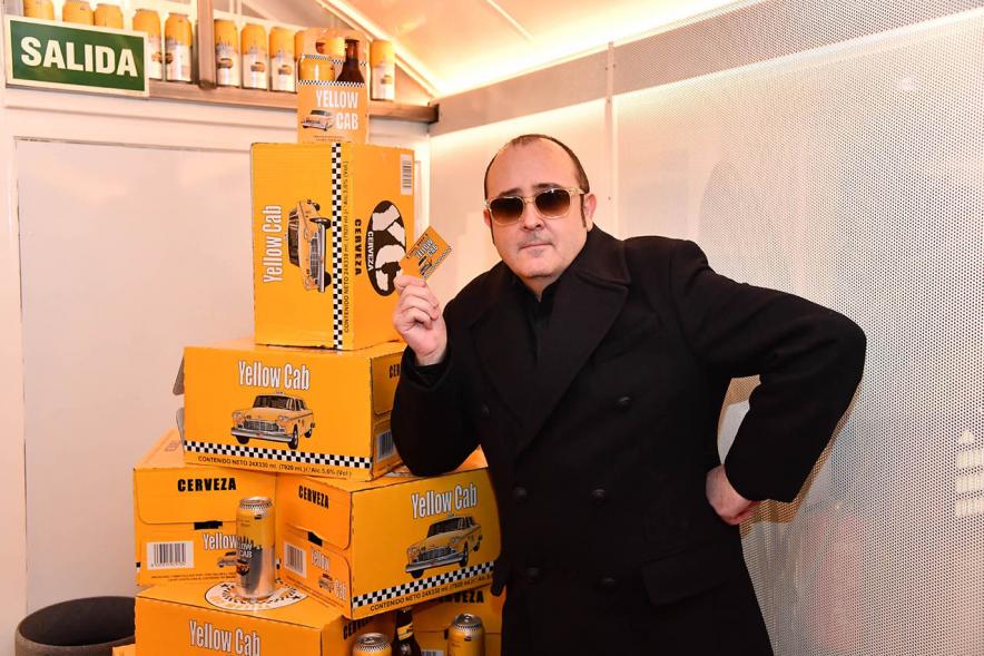 Carlos Areces Posando en Yellow Cab
