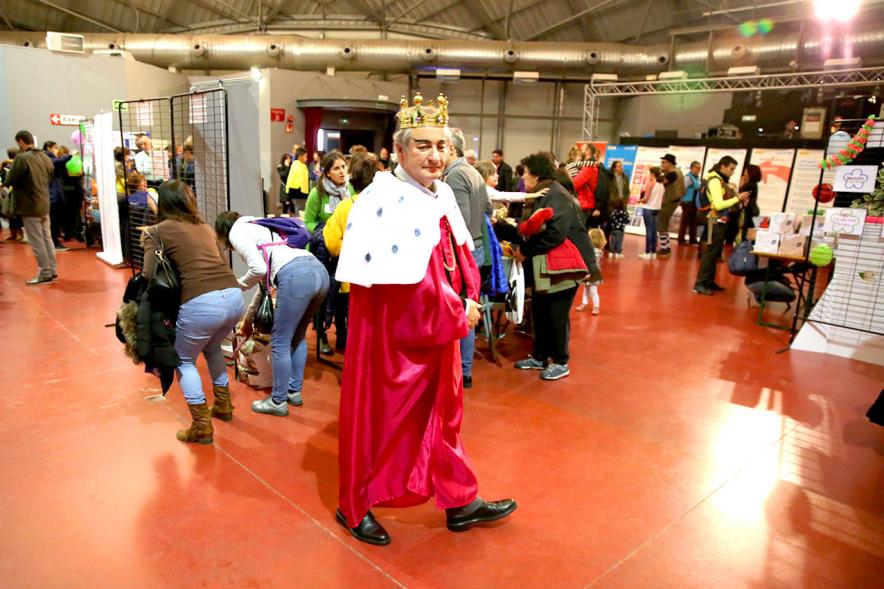 Fiesta Derechos de la Infancia - Primer plano de un invitado vestido de Rey Mago.