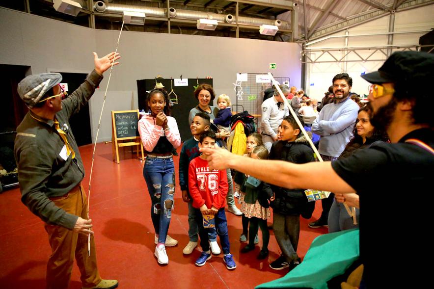 Fiesta Derechos de la Infancia - Imagen de un grupo de niños viendo unos juegos malabares.