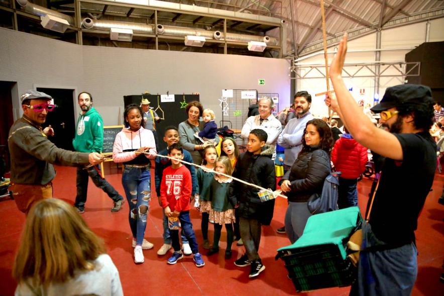 Fiesta Derechos de la Infancia - Imagen de unos monitores haciendo juegos malabares para los niños y los padres.