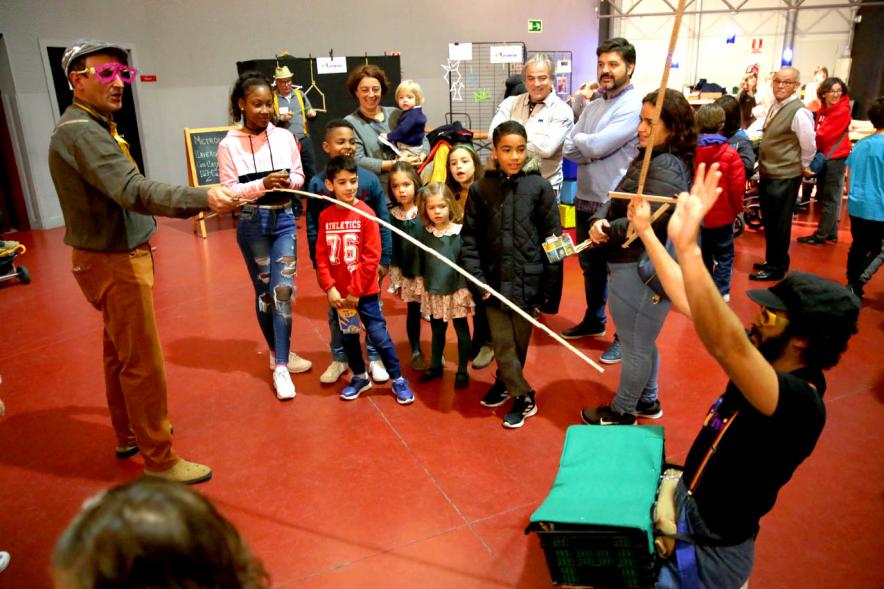 Fiesta Derechos de la Infancia - Imagen de unos monitores haciendo juegos malabares para los niños.
