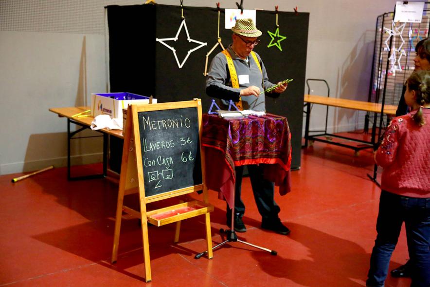 Fiesta Derechos de la Infancia - Primer plano  de una actividad infantil con el monitor con sombrero.