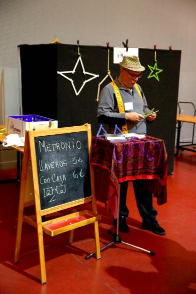 Fiesta Derechos de la Infancia - Imagen de un puesto de juegos con el monitor con sombrero.
