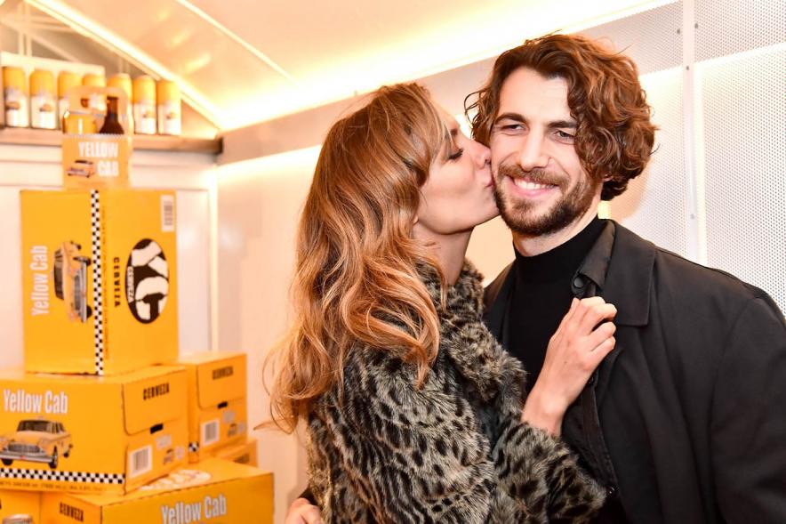 María Hervás y su pareja posando en Yellow Cab