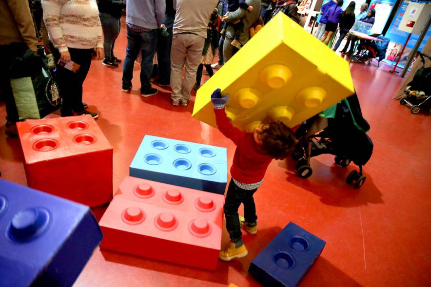 Fiesta Derechos de la Infancia - Primer plano de un puesto de juegos con un niño.