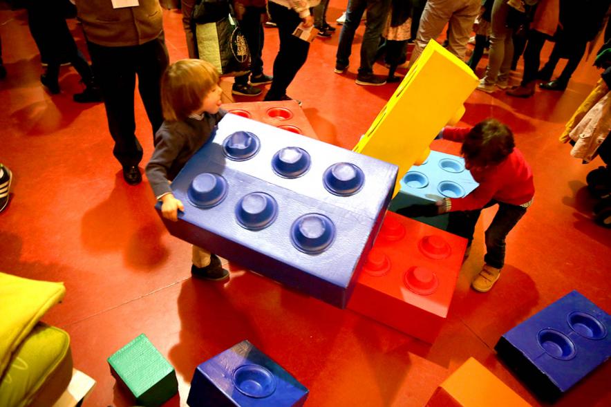 Fiesta Derechos de la Infancia - Primer plano de unos niños en una mesa de juegos.