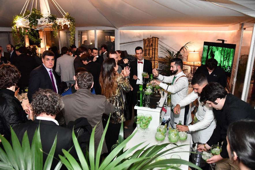 Momento de la fiesta con Cocteleros y público