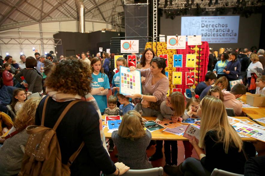 Fiesta Derechos de la Infancia - Imagen de una monitora enseñando unos juegos a los niños.