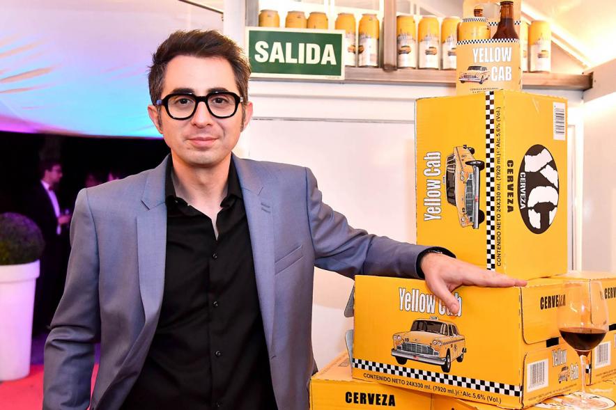 Berto Romero posando en Yellow Cab