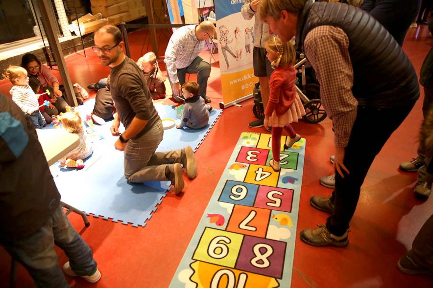 Fiesta Derechos de la Infancia - Imagen de los niños con sus padres jugando.