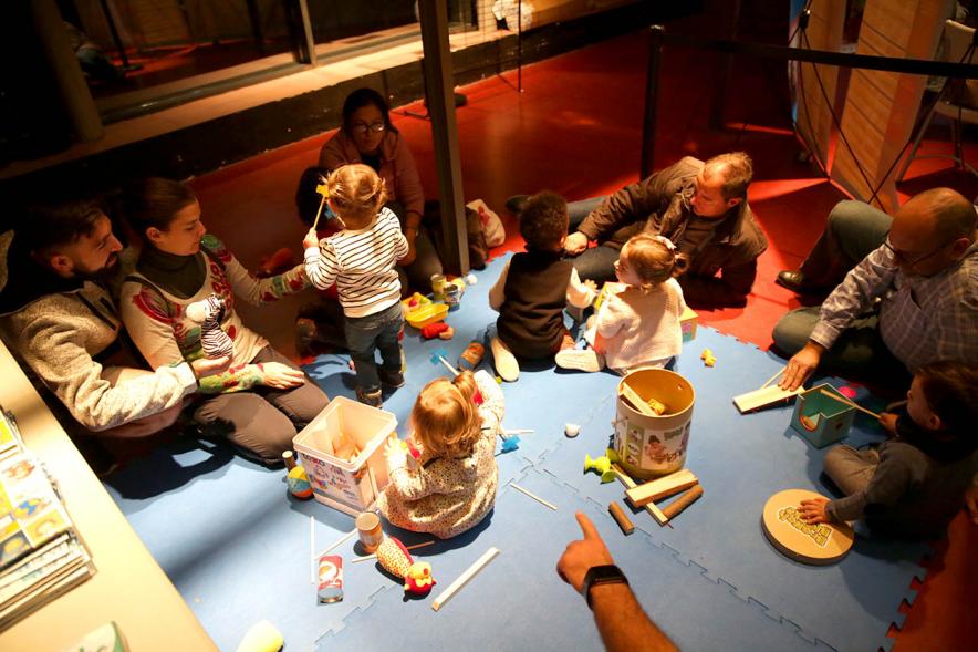 Fiesta Derechos de la Infancia - Imagen de los niños con sus padres jugando.