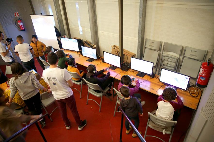 Fiesta Derechos de la Infancia - Imagen de unos niños con los monitores,  jugando con los ordenadores.