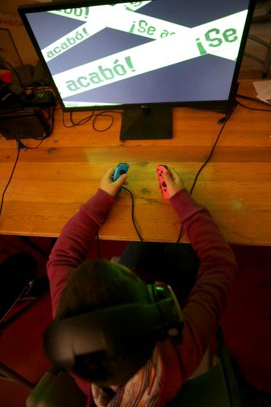 Fiesta Derechos de la Infancia - Primer plano de una niña jugando con un ordenador. 