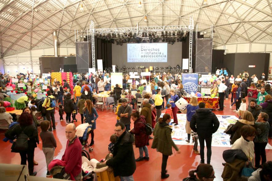 Fiesta Derechos de la Infancia - Panorámica de la sala  con el público, los niños en las actividades infantiles, al fondo el escenario.