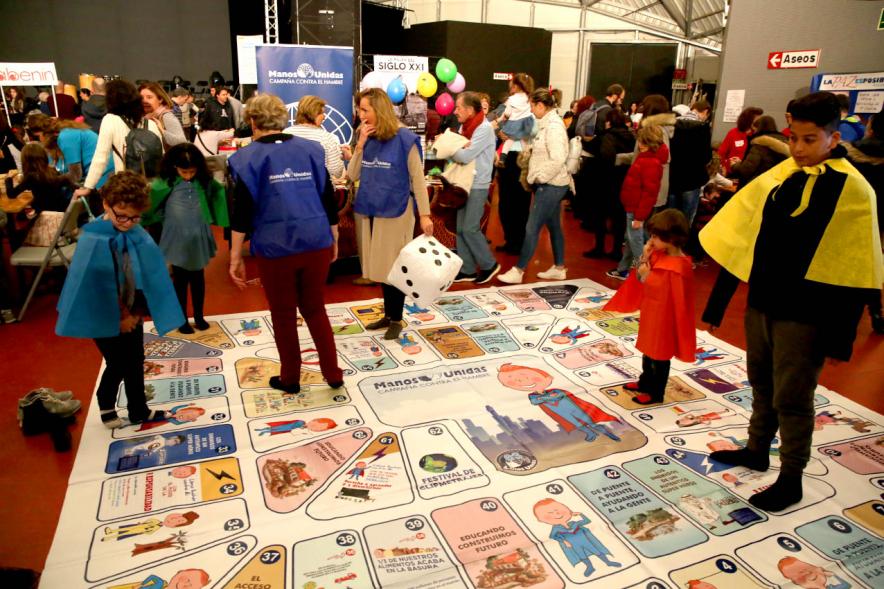 Fiesta Derechos de la Infancia - Imagen de un parchís gigantes con sus dados y los niños jugando.
