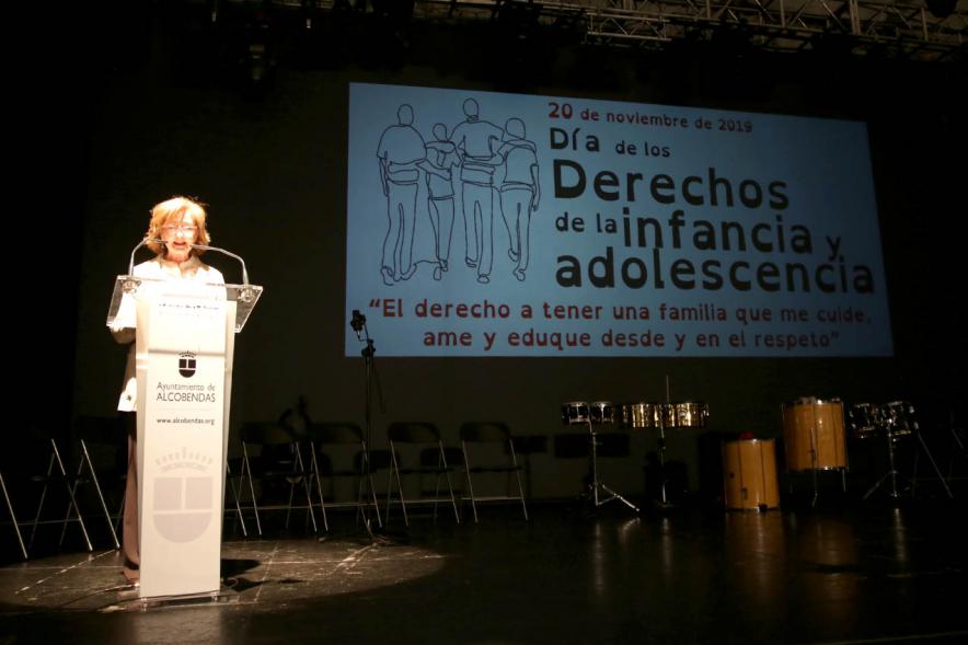 Fiesta Derechos de la Infancia - Primer plano de Ofelia Culebradas, responsable municp0al de Infancia, dando un discurso de bienvenida.