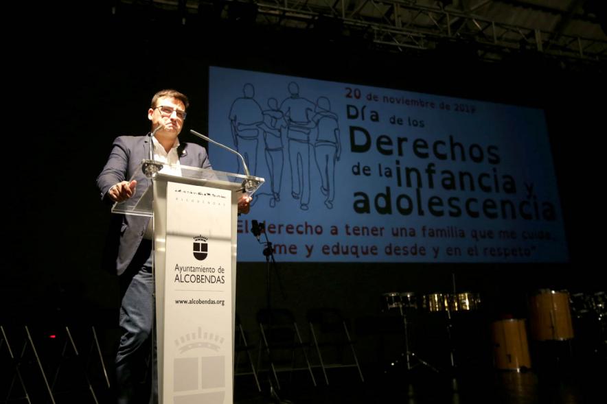 Fiesta Derechos de la Infancia - Primer plano del vice alcalde Arranz, dando el discurso de bienvenida.