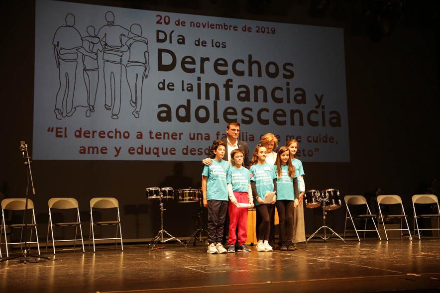 Fiesta Derechos de la Infancia - Posado del vice alcalde Miguel Ángel Arranz, con unos niños en el escenario.