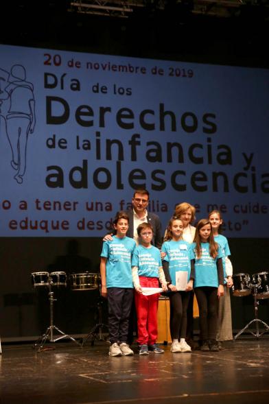 Fiesta Derechos de la Infancia - Posado del vice alcalde Miguel Ángel Arranz, Ofelia Culebradas, responsable municipal de Infancia,  con unos niños en el escenario.