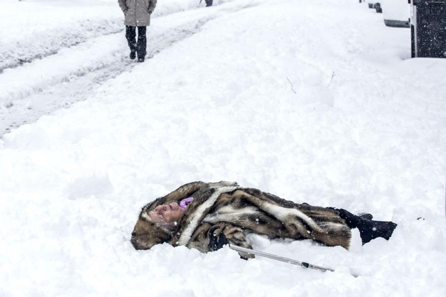 Señora tras resbalar en la nieve