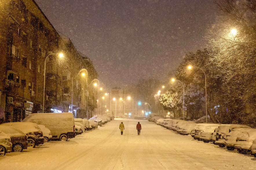 Gente en las calles nevadas