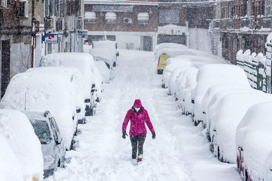 Ciudadana caminando por las calles nevadas