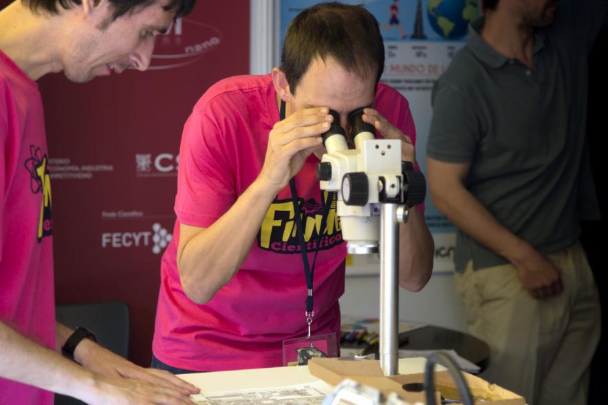 Finde Científico en el MUNCYT -  Participante ante el microscopio.