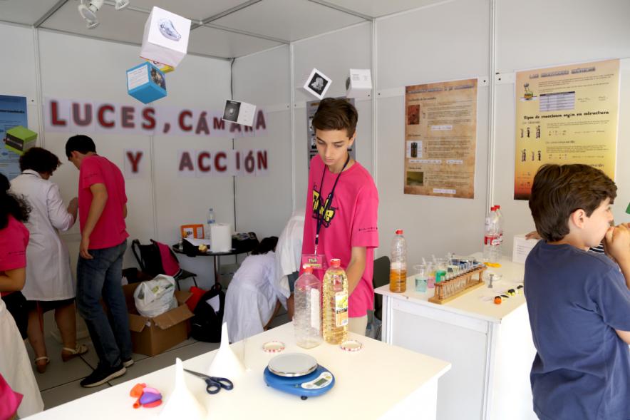 Finde Científico en el MUNCYT - Monitores en los stand.