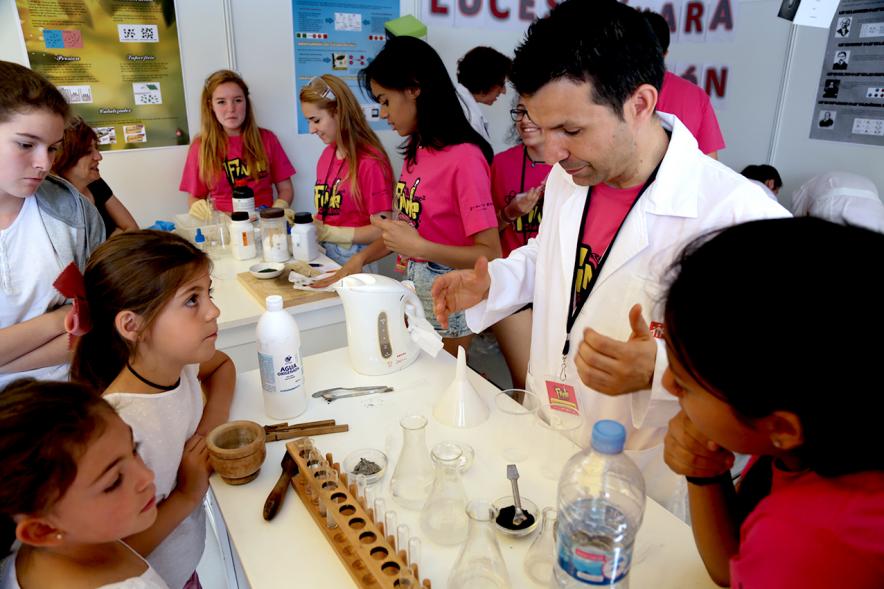 Finde Científico en el MUNCYT - Monitores con los niños.