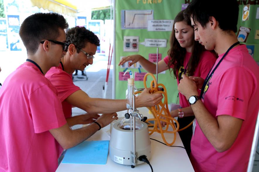Finde Científico en el MUNCYT - Jóvenes haciendo un experimento.