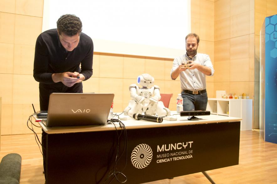 Finde Científico en el MUNCYT - Dos profesionales  enseñando.