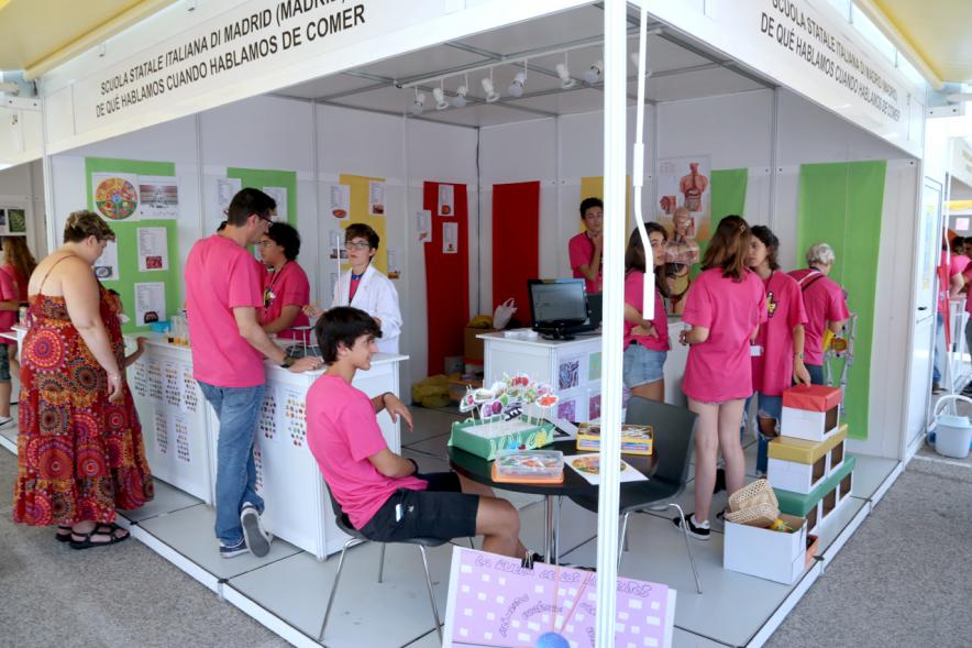 Finde Científico en el MUNCYT - Stand con los participantes.