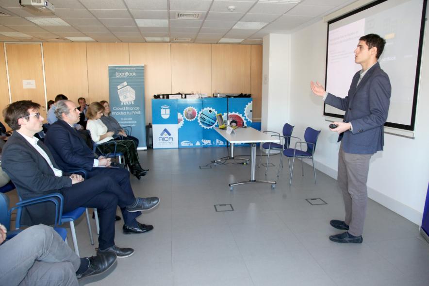 Jornada Fintech - Imagen lateral de monitor y los asistentes.
