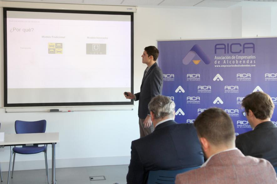 Jornada Fintech - Imagen del monitor y parte de los asistentes.