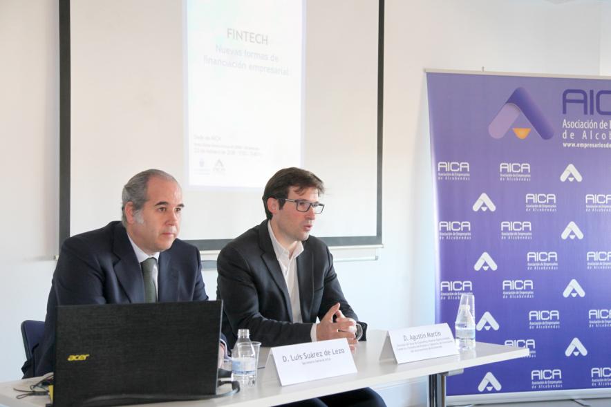 Jornada Fintech - Mesa con el ponente y el concejal.