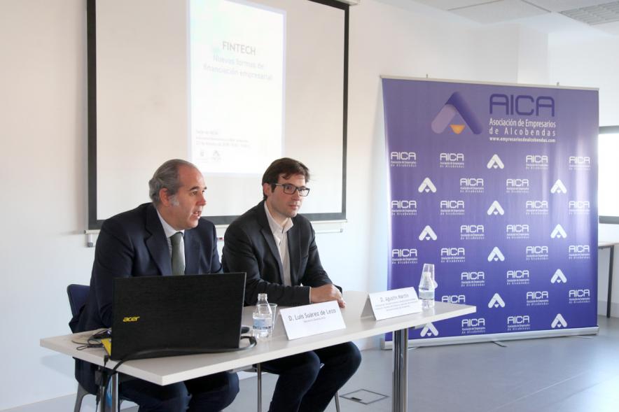 Jornada Fintech - Imagen de la mesa con un ponente y el concejal.
