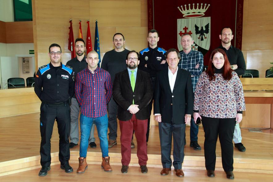 Firmantes posan tras la firma