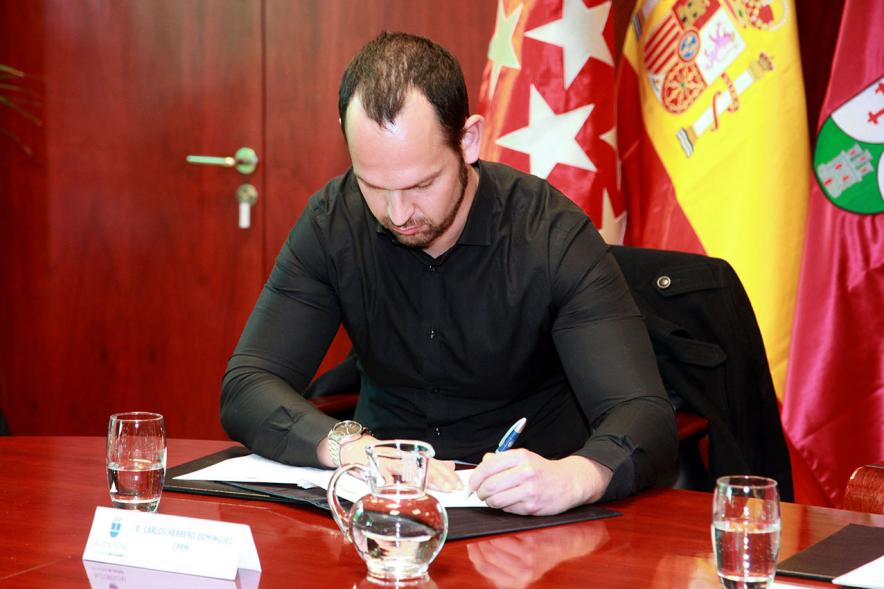 Representante de Policía Local durante la firma