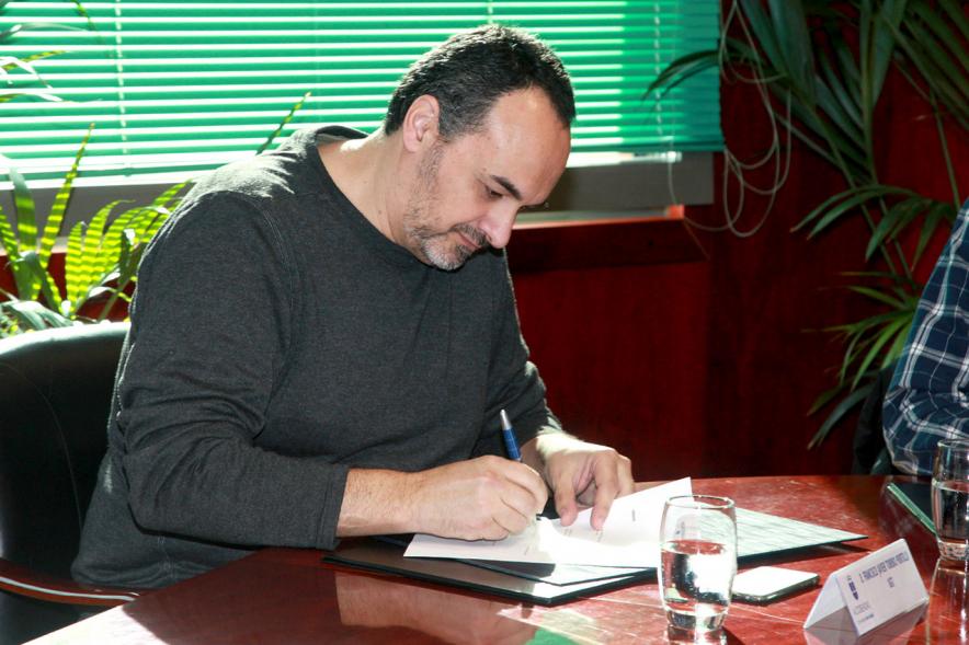 Representante de Policía Local durante la firma