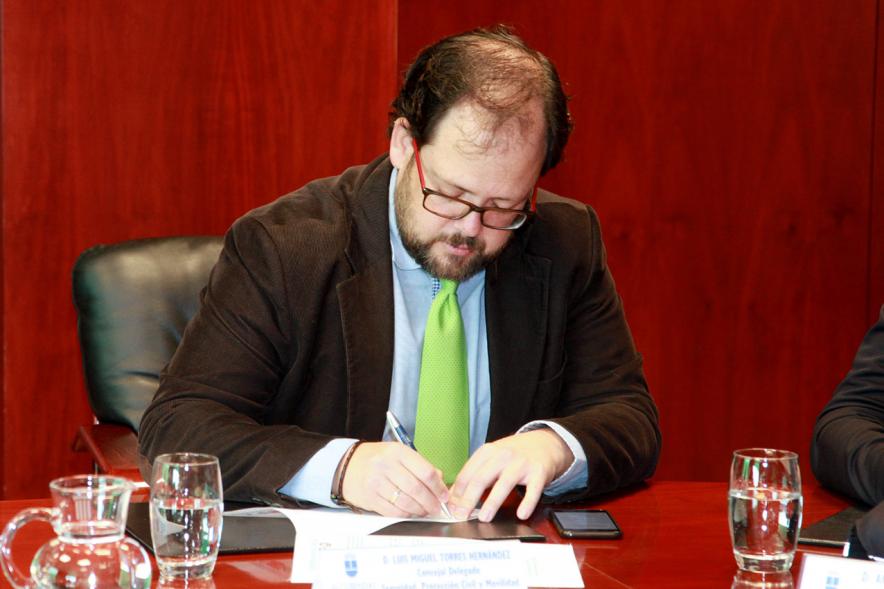 Concejal por PP Luis Miguel Torres firmando