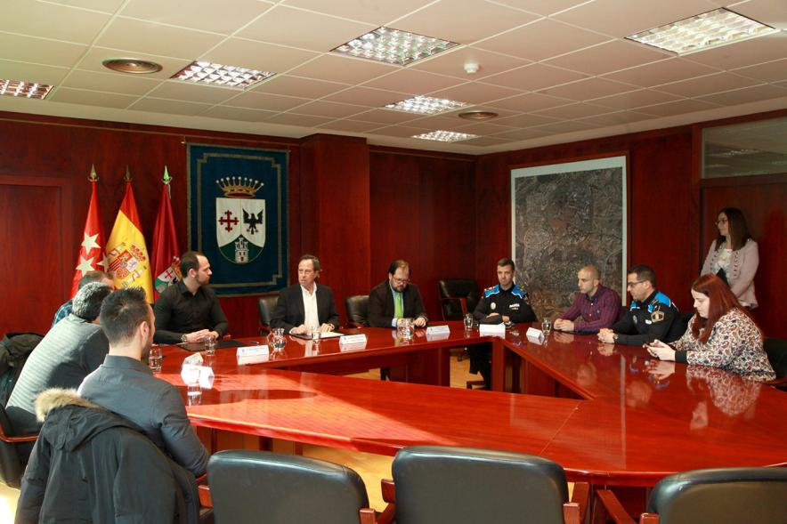 Firmantes charlan durante el encuentro