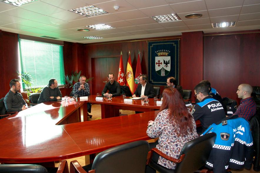 Representantes de cada una de las partes en la firma del acuerdo